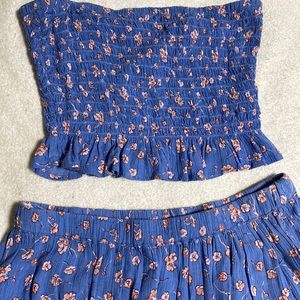 So cute . Skirt is high low the top is size small and 9 in from top to bottom